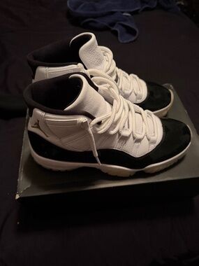 Jordan 11 Men's White and Black Trainers